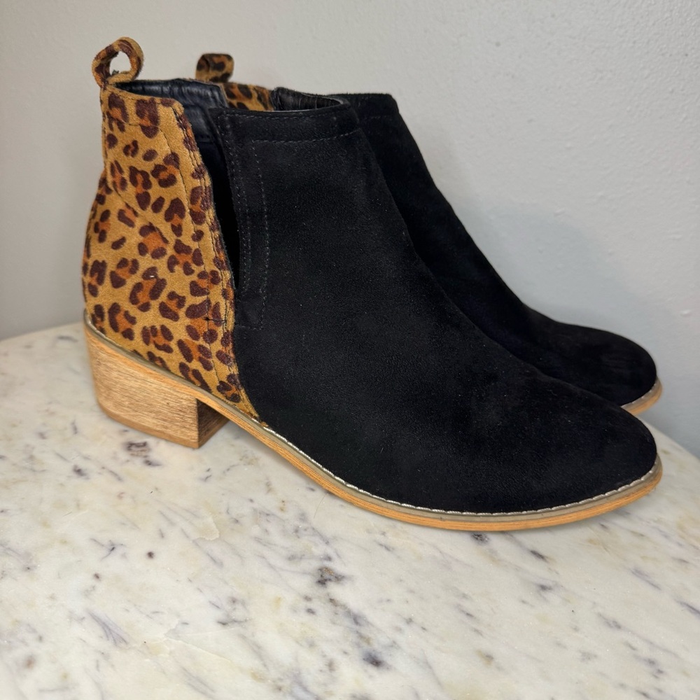 Boutique by Corkys "Shield" Booties Size 9
Vegan Leather leopard shoes boots